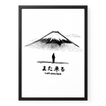 Fuji-Poster „I Will Come Back“ in A3 mit schwarzem Holzrahmen, Bergillustration und kleiner Figur.
